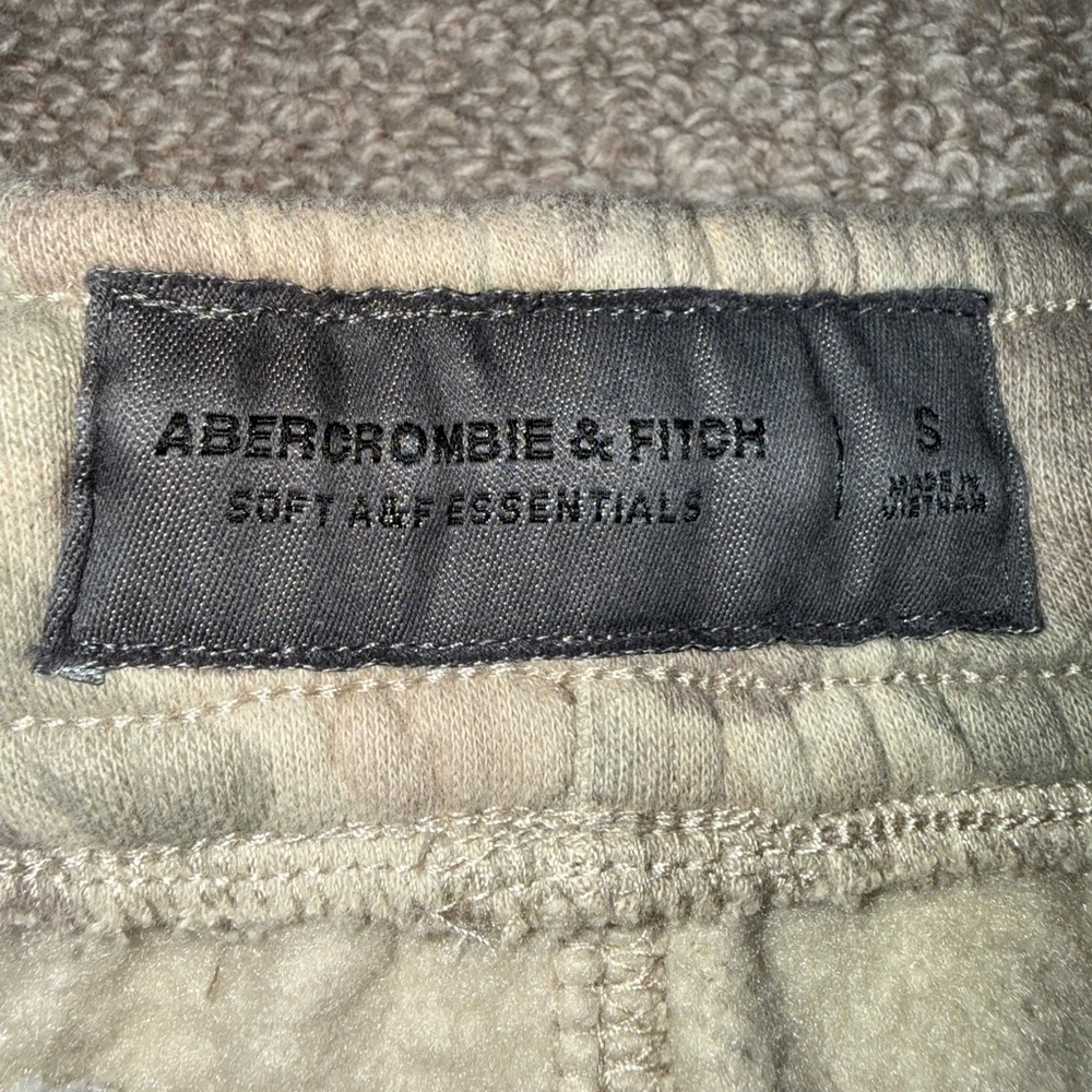 Abercrombie & Fitch Men’s Camo Athletic Shorts in Olive/Tan - Picture 2 of 5